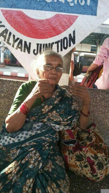 AniGuha's tweet photo. Old lady, apparently suffering from Alzheimer's, is lost and without a home. Anyone who can help? Please RT. http://t.co/ua5v7956Mt