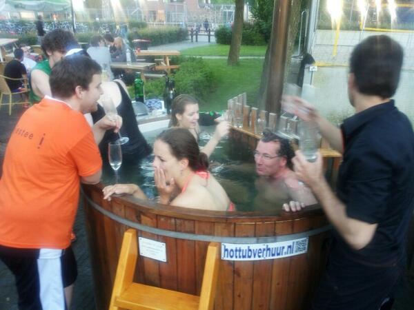 Met een glas prosecco in de hottub.
Waar anders dan <a href="/sportsbar/">sportsbar</a>-groningen