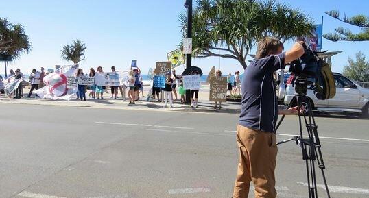 ISF_KidsArmyAUS's tweet photo. Our protest made the news ... "SeaWorld is yet to comment" #EmptyTheTanks #Blackfish #TheCove http://t.co/acSkbFEeJ8