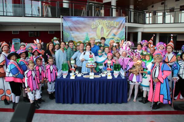 MusicalNieuwsNL's tweet photo. De Tovenaar van Oz stopt definitief op zondag 25 mei http://t.co/vyjDfiavUK http://t.co/HI0bdsnBBe