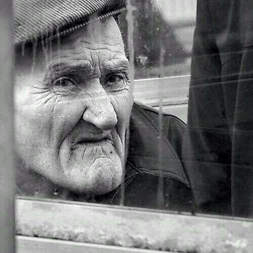 sa_vli's tweet photo. في ملآمِح المُسنين ، فَوضى ، مَوتى رآحِلينّ و دُنيا يرونهآ فَآنيه مُنذ زَمن http://t.co/4LM0iypUKD