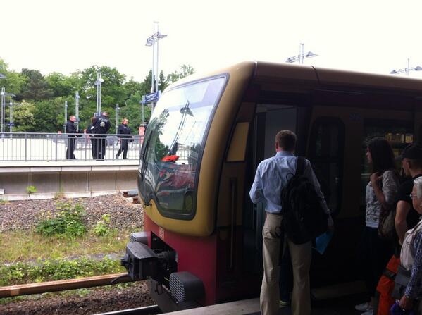 People missing connections because police can't make up their mind and clear the track #spandau #s-bahn