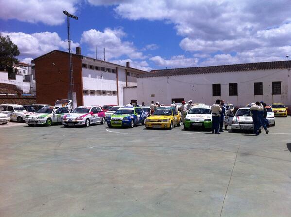 Coche en parque cerrado muy muy contentos despuws de todo. Abrir la caja para el norte mucho trabajo por delante