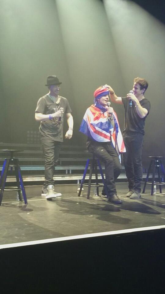 bexymonkey's tweet image. THANKS FOR AN AMAZING NIGHT @jordanknight @DonnieWahlberg LOVE YOU BOYS