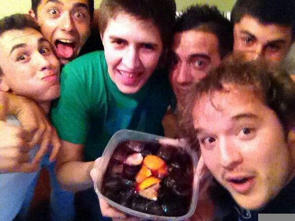 pedromongegomez's tweet photo. star estos tios de fiesta y sin salir de casa saber que a sido una pedazo noche!! buenos amigos!! mejores personas!” http://t.co/I8NwxNl4zQ