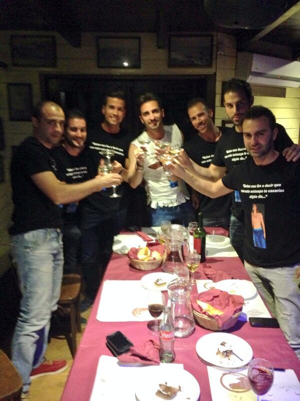 Quicky_Bankos's tweet photo. Por fin asiste el novio a su despedida.. http://t.co/a0897e0hYA