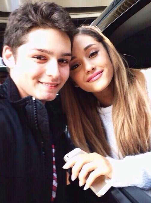NewspageAriana's tweet photo. Ariana with fans in NYC #newspageAriana http://t.co/W7i8H9Oz11