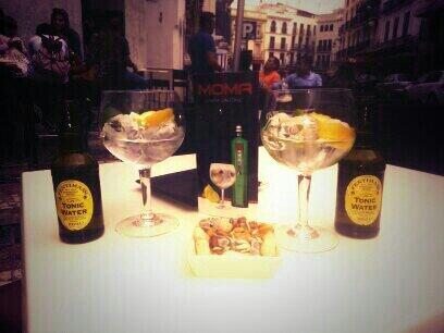 juhico87's tweet photo. Un buen Gin-Tonic en la mejor compañia @Cristy_Cba http://t.co/BlTg3DYgDk