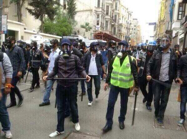 "<a href="/ZamanTR/">zaman</a>: Amerika Birkeşik Devletleri Irak'a 20.000 askerle girdi,
●Polis bugün Taksim'e 25.000 askerle girdi.
"