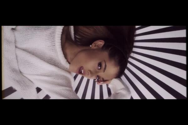 justypicalbeth's tweet image. The #ProblemVideo tho👌💖😄 love you @ArianaGrande @IGGYAZALEA