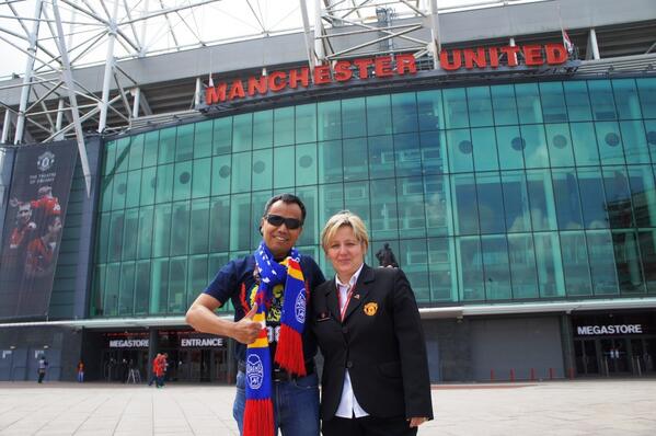 arema_98's tweet photo. WELCOME AREMANIA IN MU STADIUM, INCREDIBLE SUPPORTER http://t.co/lPd11c200t