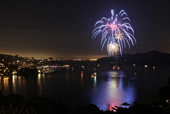 MillerJessicaJ's tweet photo. more fireworks #TiburonTurns50 #fireworks #tiburon #bayarea @townoftiburon http://t.co/LkVgobssxG