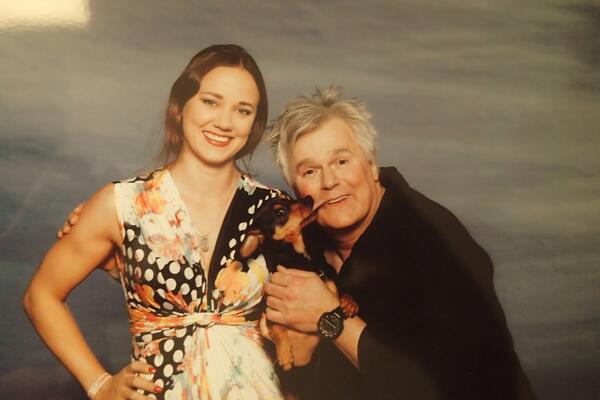 Literally the BEST PHOTO EVER #RDA #RichardDeanAnderson gets kissed by my dog. I love <a href="/fedcon/">FedCon</a> DEFINITELY coming back!