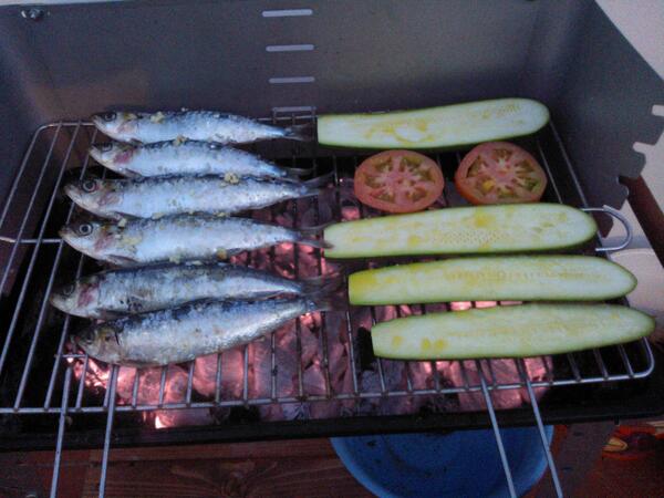 kanoute_lopez's tweet photo. Esta noche sardinada en la azotea rico rico http://t.co/rctTuv573I