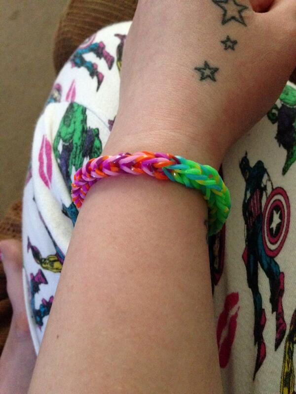 bbb22's tweet image. First attempt ever........ Even wiout a loom @LoomBandsMania