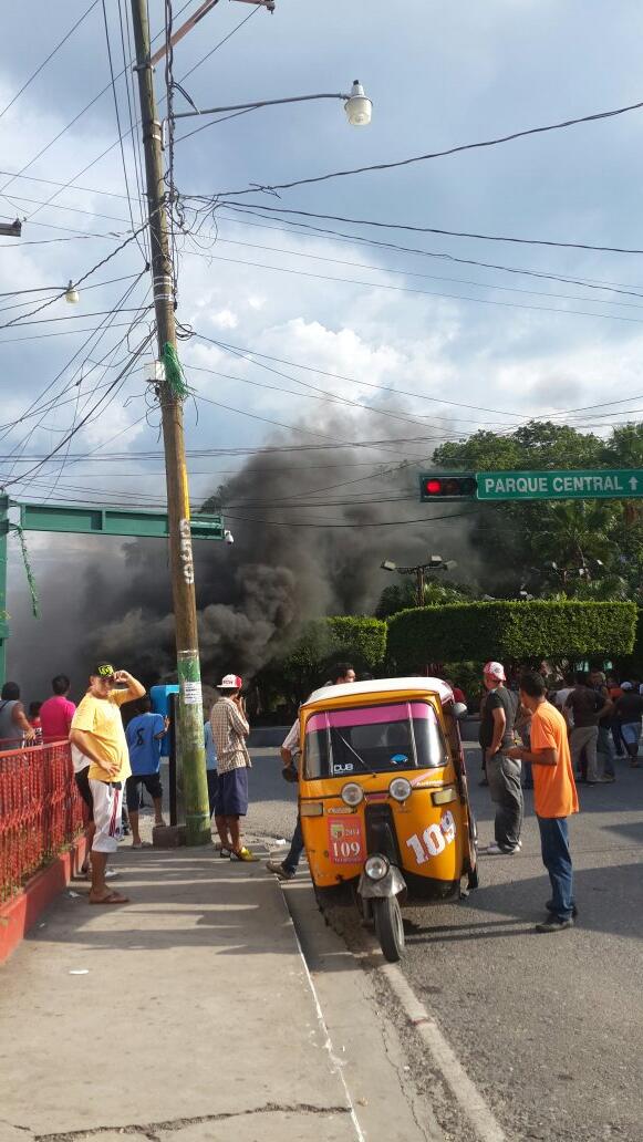 OdalysBran's tweet photo. @prensa_libre  que preocupante es lo que pasa en Guastatoya #El Progreso http://t.co/5aFuYjtHH3