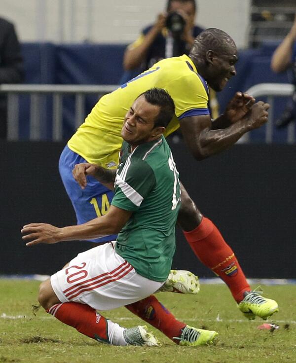 Milenio's tweet photo. #FuerzaMontes Momento de la lesión de Luis Montes
http://t.co/Os0SC40U0x

(AP Photo/Tony Gutierrez) http://t.co/sLIxGLT1DH