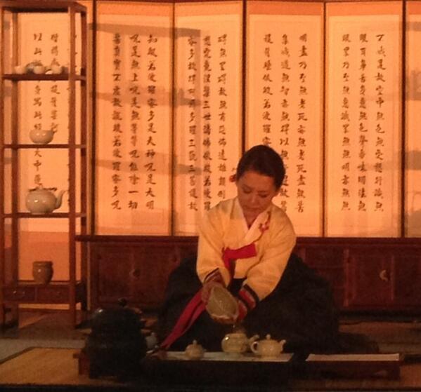 andre_lujan's tweet photo. At a very lovely Korean tea ceremony at World Tea Expo 2014. #WTE14 http://t.co/39LeRQ9Bjl