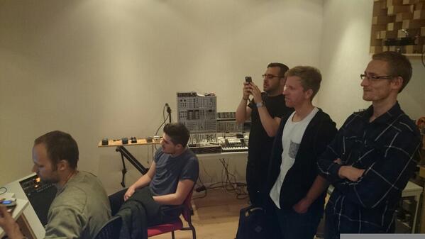 Noisia_nl's tweet photo. Neurofunk get together in @ThijsNoisia 's studio with @Xtrah_Music @EmperorDNB @Fourwarddnb @niknoisia http://t.co/lP5cYbL4M9