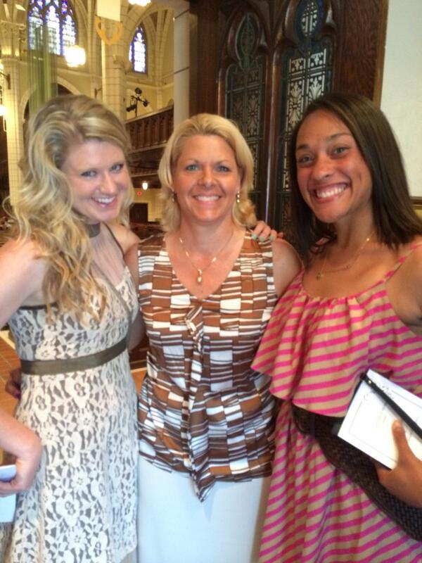 borton_pam's tweet image. Wow @Emfox4 and Ashley what a great class and 2009 gopher memories!  So proud of you!  #mygirls #alwaysfamily