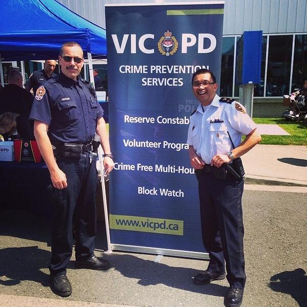 vicpdcanada's tweet image. VicPD Deputy Chief Ing and Cst Beurfeind at #esquimalt #blockbash #community #weareone pages