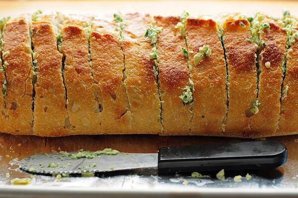 Рецепт запекания хлеба. Хлеб с сыром в духовке. Хлеб с чесноком и зеленью в духовке. Запечь хлеб в духовке. Хлеб чесночный батон.