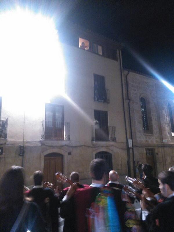 Carmichael_20's tweet photo. Cosas que pasan en Salamanca: encontrarte la tuna en la calle, rondando a la moza en la ventana #ClavelitosClavelitos http://t.co/dts0YFk99z