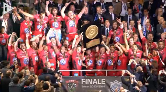 #Top14final >L’image forte de la soirée : Jonny #Wilkinson soulevant le Bouclier de Brennus