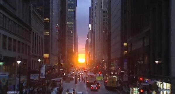 A3Noticias's tweet photo. El 'solsticio de Manhattan',el más bello ocaso del sol entre rascacielos de Nueva York [VIDEO] http://t.co/U86pcPT31P http://t.co/FeIrkkzVEz