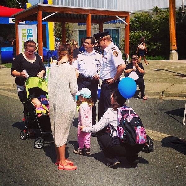 vicpdcanada's tweet image. .@ChiefElsner and D/C Ing chatting with lots of #esquimalt residents at the #blockbash #community #weareone #pages