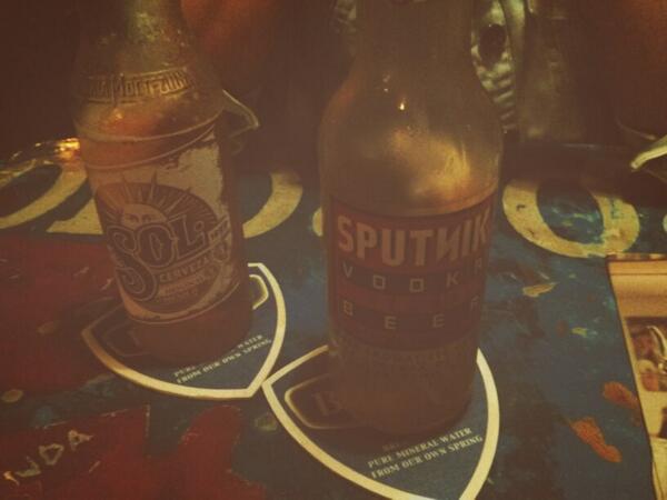 victorBadenes's tweet photo. de cerveceo con la + fartera @carmieiz http://t.co/x1yhExSFVu