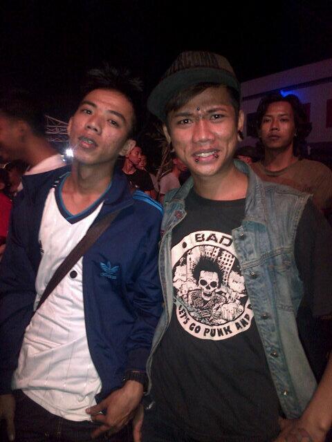 senengnya bisa foto bareng ariel noah