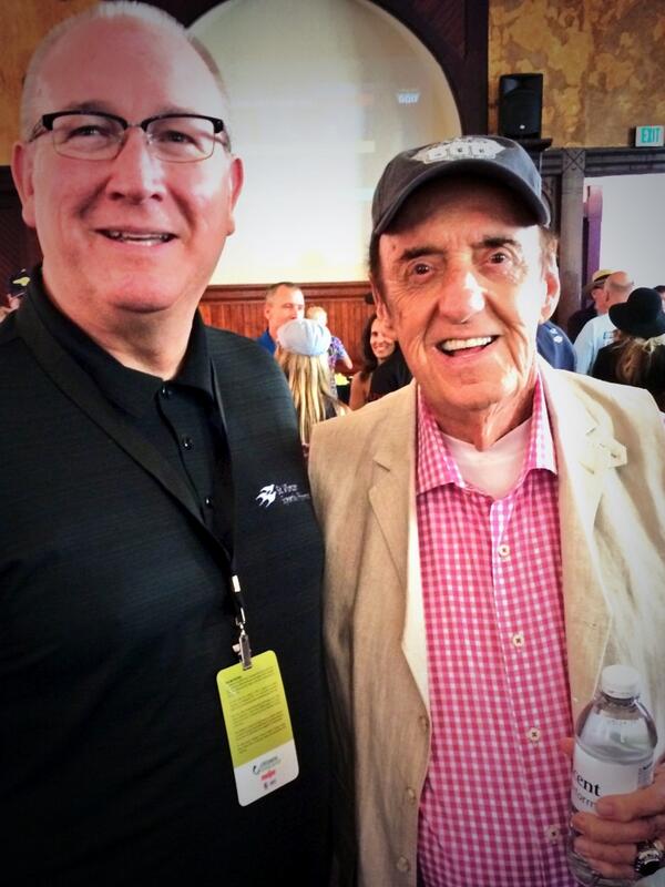 RVReiff's tweet image. Mr. Jim Nabors, @TonyKanaan  &amp;amp; SVSP water bottle.  @DefiningSports today at pre-parade. #DriverSupport