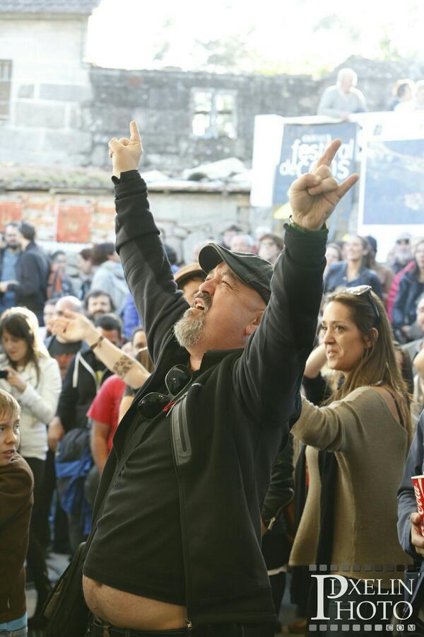 Fans de Fernando Ónega no concerto de <a href="/osdaria/">@osdaría</a> en <a href="/festivaldecans/">Festival de Cans</a> 
<a href="/CesarGoldi/">César Goldi</a> grupi
