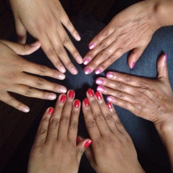 lasantacecilia's tweet photo. Mom, sis and me πππ #hands #morenas #chulas #amatucolor y #lapinchevanidad http://t.co/gsIVBXRnjt