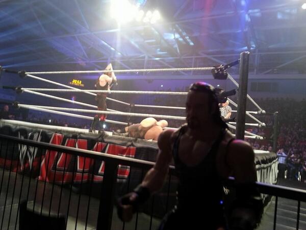 UndertakerLife's tweet image. L'Undertaker regarde le match de son frère Kane à Orchies 2014 #wweorchies #wwe #WWEStrasbourg #france