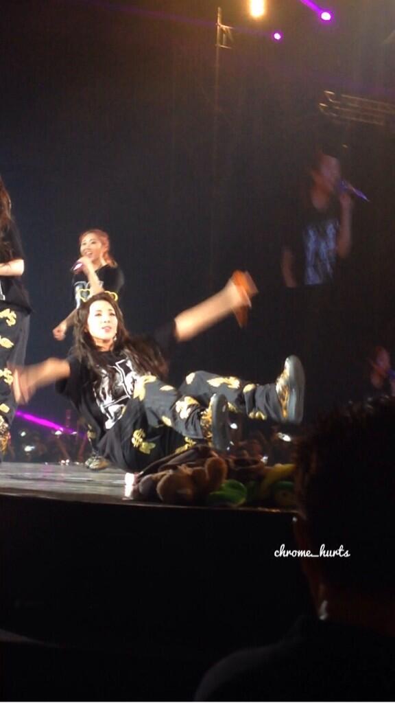 chrome_hurts's tweet photo. Penny board story: dara fell in front of cl and cl's face was like "unnie wae" but then she tried it too ya OK http://t.co/VCOUx8z5ve