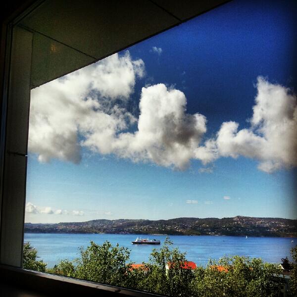 Olmheim's tweet photo. Utsikt frå #NHH bibloteket på ein vakker laurdag. #eksamenslesing #hurtigruten #bergen #fjord #vestlandet #norway http://t.co/eifFMNgYCk