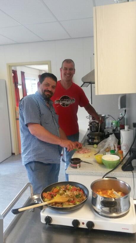 marjondevalk's tweet photo. En weer twee enthousiaste koks aan de slag voor #uit eten in je eigen woning @Zozijn #het kompas http://t.co/LsnLJFHkbj