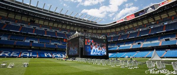 realmadrid's tweet photo. ¡Todo preparado en el Bernabéu para ver la final! #APorLaDécima #UCLFinal #Halamadrid http://t.co/E1p3lkFphr