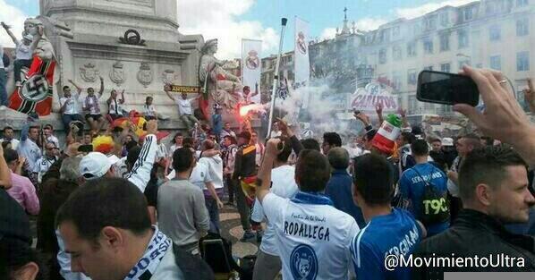 MundoUltras_'s tweet photo. Miembros de Ultras Sur petando bengalas por las calles de Lisboa en la previa  http://t.co/dN8qfRDXQJ
