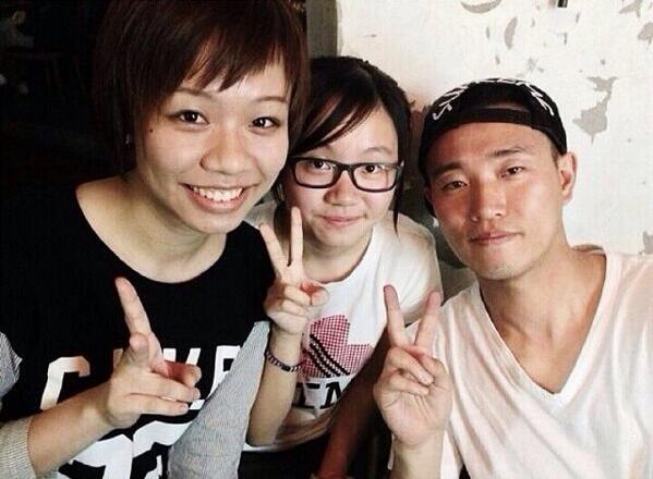 dreamergally's tweet photo. Gary with 2 lucky fans at POCHA Center,cr:ins sharoonnyeung,via:garyxgally http://t.co/XVm4bCgDNu