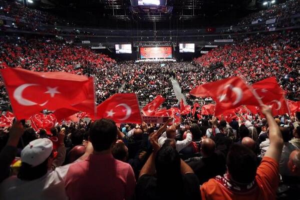 Vatan_SancAK's tweet photo. Lafa Deyil İçraata Bakarım
Yer .. KÖLN
Zaman
Mekan
ÜLKE
FARKETMİYOR
O Bir Dünya Lideri
#AvrupaLiderGörsün http://t.co/da6T1K4aGl