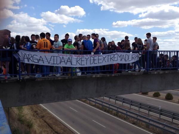 Extremoquotes's tweet photo. Pancarta al "Rey de Extremadura" en Cáceres http://t.co/f5qhx9jFr3