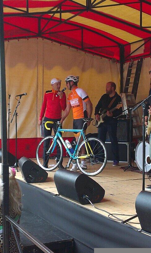 RaoulDeGroote's tweet image. Fijne sfeer op @rondevankatendr en @FietsFest in R'dam met @wilfrieddejong (en Eric Breukink) in Belgische driekleur