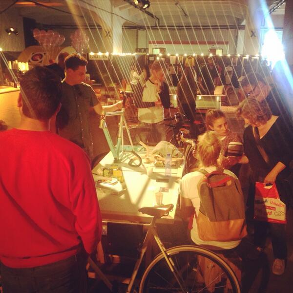 soigneurjournal's tweet image. Bikebuilding &amp;amp; Koerspetjes @Fietsfest. Over een half uur begint het De Muur programma.