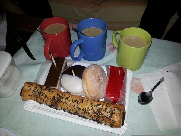 Viyavica's tweet photo. A merendar o a trabajar??? ;) @criisty_LXS @FranTapioka #asisii http://t.co/JVOhXkqLnT