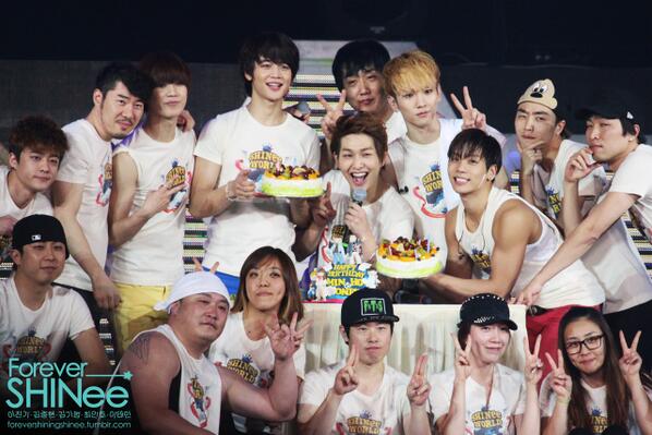 Forever_SHINee's tweet photo. May SHINee continue to shine brightly &amp; create many touching moments with us on stage! 사랑해요,샤이니! ♥ #6YearsWithSHINee http://t.co/lNpWBreTQC