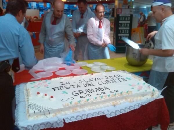 _rakel91's tweet photo. tarta de celebración #aniversarioalcampogr :))) @natalia_dyc http://t.co/OtY8WutJen