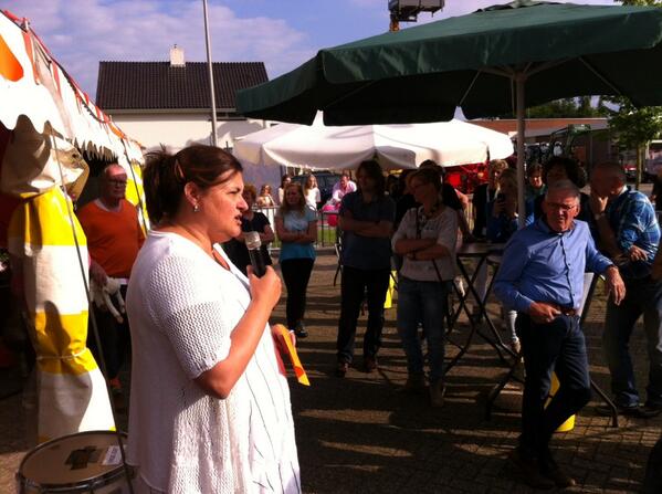 De directrice van NCFS, korte intro voor het eerste optreden.